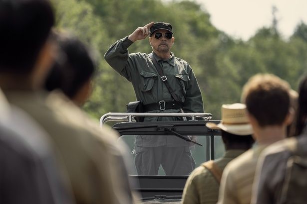 競技を執り仕切る鬼少佐をマーク・ハミルが演じる [c]2026 Lions Gate Ent. Inc. All Rights Reserved.
