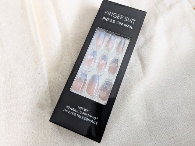FINGER SUITプレスオンネイルBLISSのパッケージ正面アップ。グレーからベージュへのグラデーションネイルチップが並んでいる