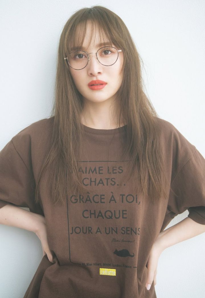 ブラウンＴ×オレンジリップ モデル＝百田夏菜子 Tシャツ（シップス エニィ × ラユット／シップス インフォメーションセンター） メガネ（プロポ／プロポデザイン）