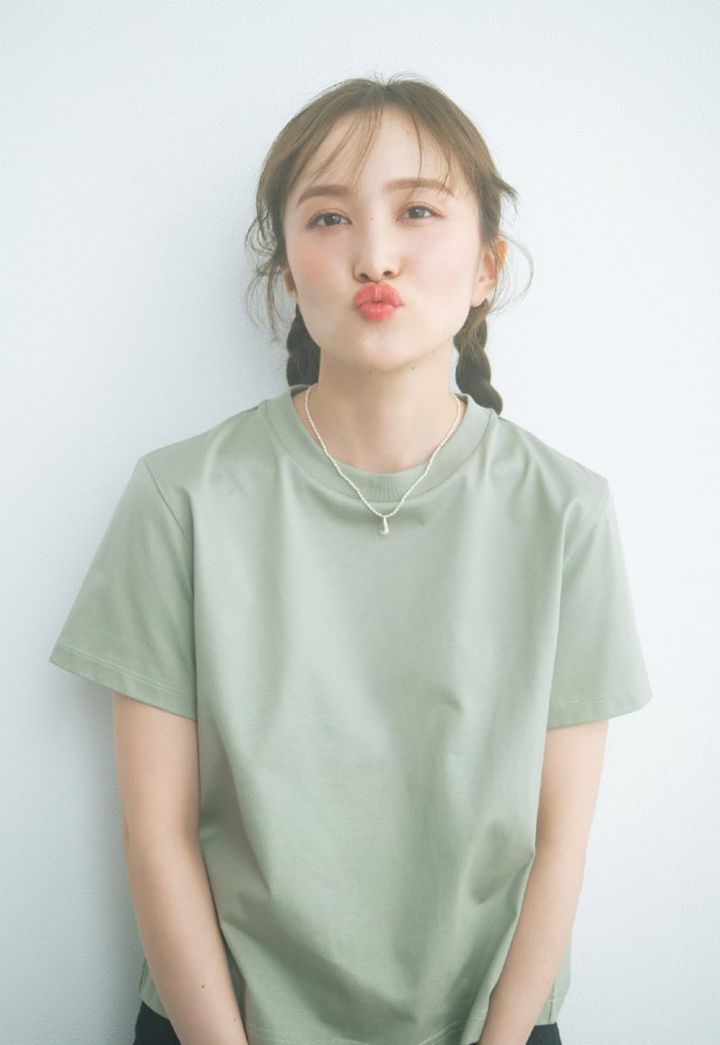 ニュアンスカラーＴ×コーラルリップ モデル＝百田夏菜子 グリーンTシャツ（ニコラ ジェンソン／リノウン） ネックレス（リューク）
