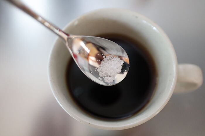 コーヒーに塩を入れると超おいしくなる！？知ってビックリ！塩の意外な活用法3つ