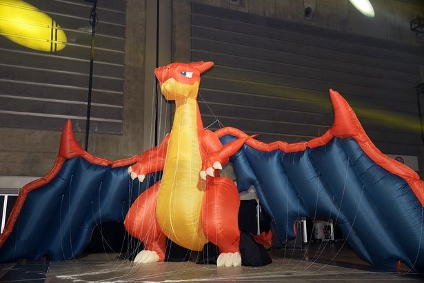 メガリザードンYの巨大バルーン 撮影：ソムタム田井
