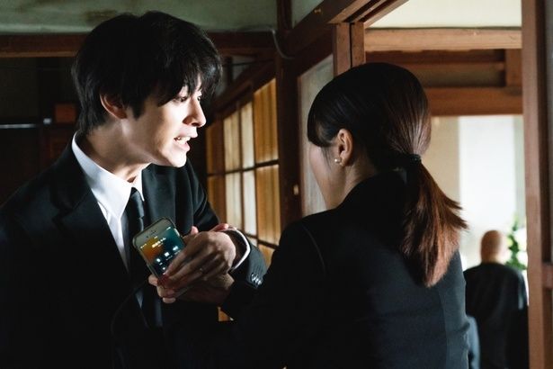 会社のお金を横領し、解雇されたことも隠していた和歌子の夫・高志(塩野瑛久) [c]2026「マジカル・シークレット・ツアー」製作委員会 
