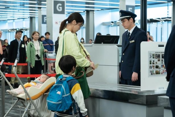 【写真を見る】有村架純が、下着やおむつに金塊を隠して税関を突破…!? [c]2026「マジカル・シークレット・ツアー」製作委員会 