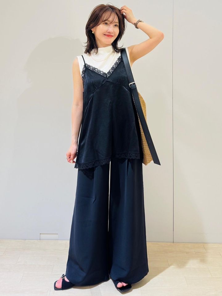 首の詰まったノースリーブのトップスに重ねると上品な雰囲気に 出典：StyleHint