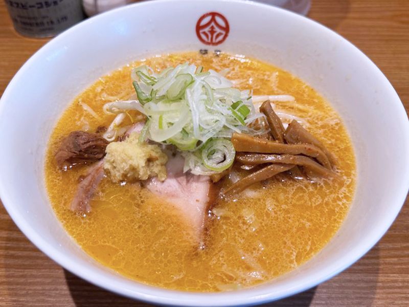 福岡の名店で味噌ラーメンを楽しむ