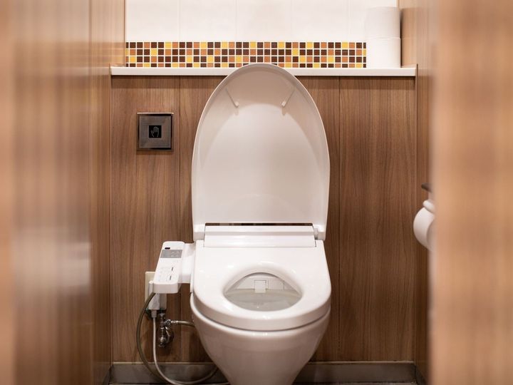 【医師が回答】「公衆トイレのウォシュレットは不衛生で、感染症リスクが高い」と思っている方は少なくないかもしれません。基本的に大きな感染リスクの心配はありませんが、意外な落とし穴も……。注意点を解説します。（※画像：Shutterstock.com）