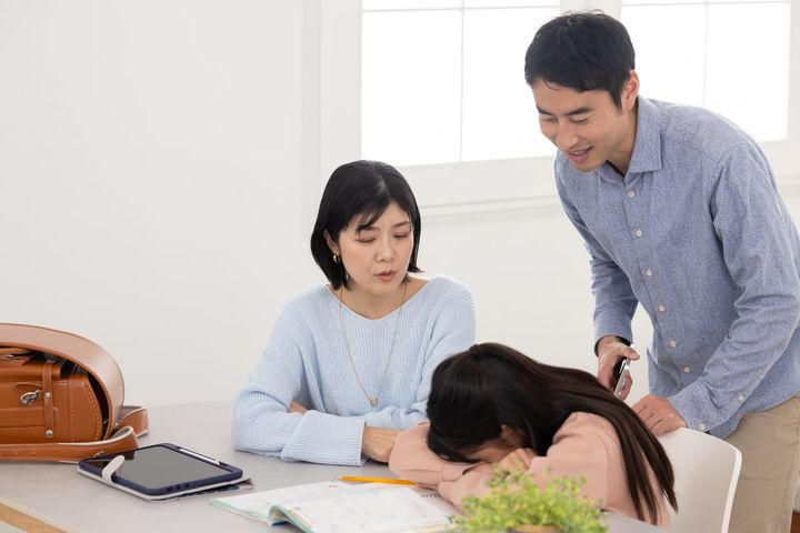 子どもが塾に行く前に泣いたり、腹痛を訴えたりした場合、中学受験をやめるべきか（画像はイメージ）