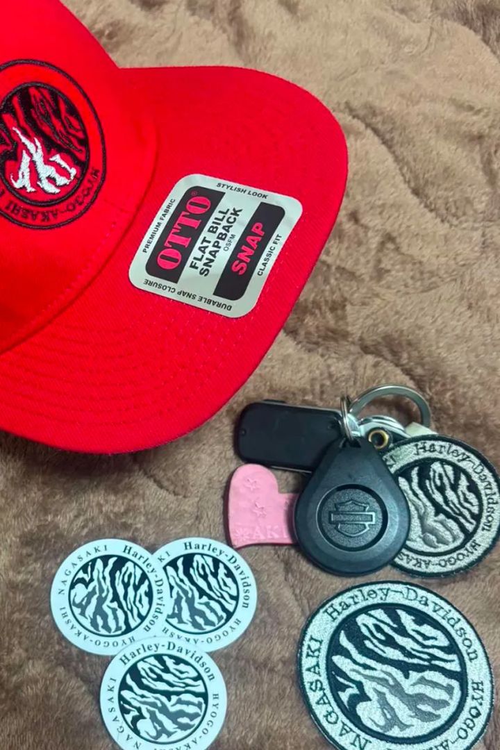 オリジナルでAKIのネームが入った名刺代わりのステッカー。何人の方にお渡しできるかと気分はアゲアゲ。キーホルダー、キャップなども勢ぞろいでおでかけしています