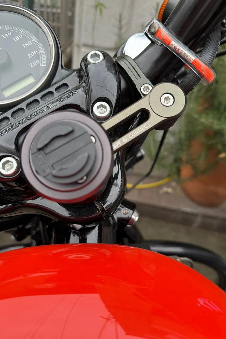 バイク女子の“推しアイテム”は？女子部メンバーの愛用品大公開！