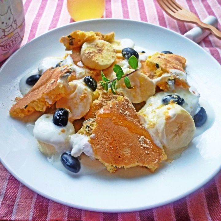 紫陽花の色のイメージでキャロットパンケーキの黒豆バナナチーズヨーグルトソース