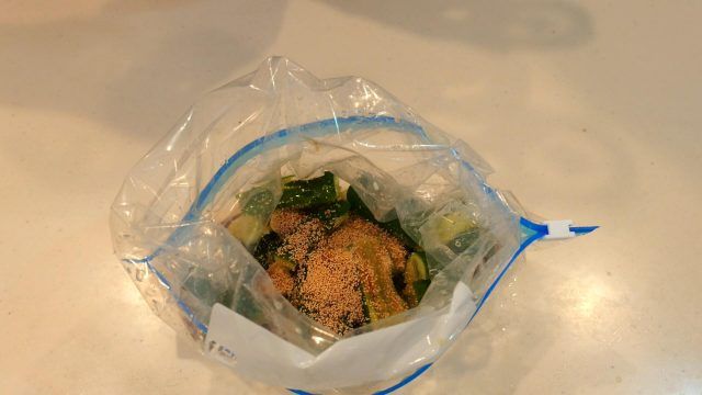保存袋に入れたきゅうりと調味料