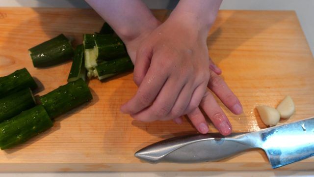 手で潰しているきゅうり