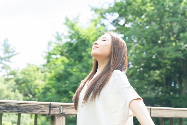 深呼吸する女性
