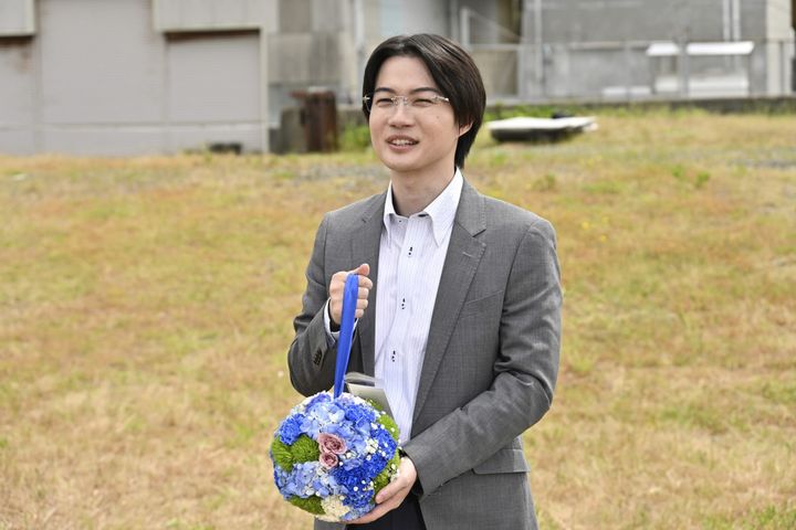 ドラマ『サバ缶、宇宙へ行く』クランクアップを迎えた神木隆之介 （C）フジテレビ width=