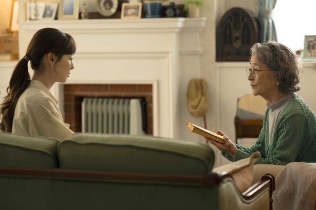 現代の千代と再会した百合 [c]2026「あの星が降る丘で、君とまた出会いたい。」製作委員会