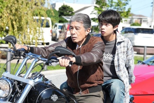 南条弘(舘ひろしさん)と亮(黒川想矢さん) (C)2026「免許返納!?」製作委員会