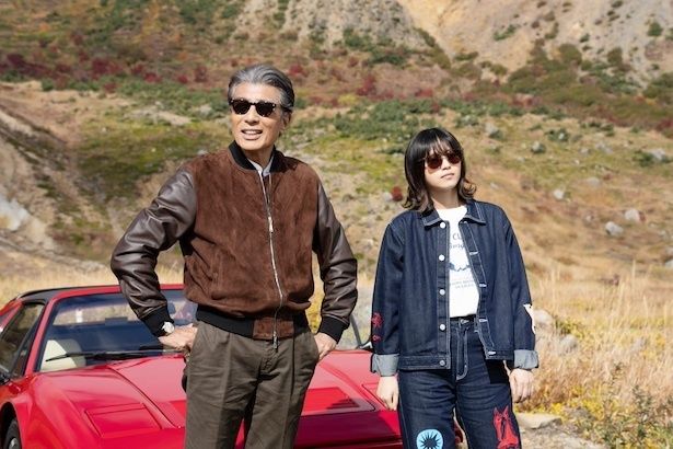 【写真】南条弘(舘ひろしさん)と南条のマネージャー・川奈舞(西野七瀬さん) (C)2026「免許返納!?」製作委員会