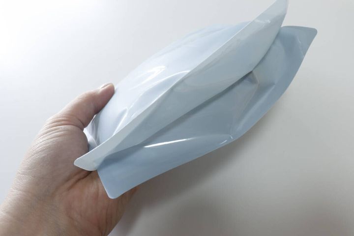 手のひらに水色の保冷剤付ジップバッグを2枚重ねて持っている様子