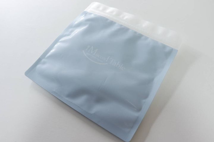 水色の保冷剤付ジップバッグ本体。「Moco's Table」ロゴ入り