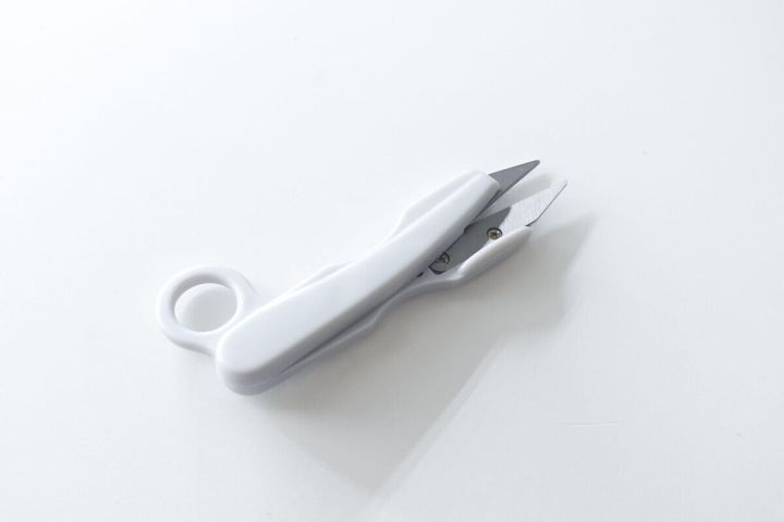 白い「指通し付にぎりハサミ」を上から見た全体像