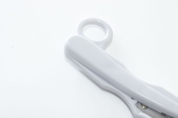 白い「指通し付にぎりハサミ」の指通し部分のアップ