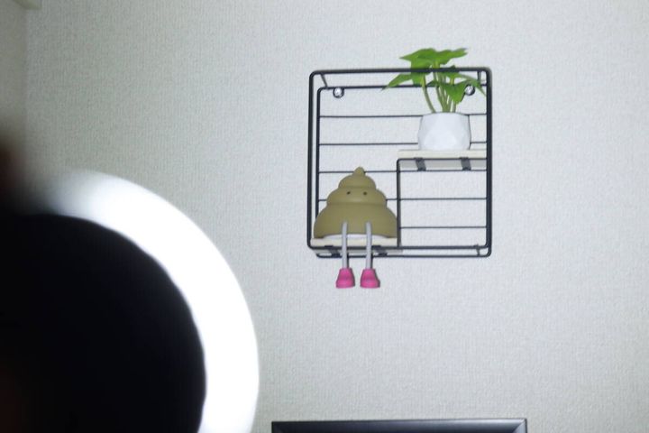 暗い部屋でライトのCOB＋パワーモードを壁の棚に当てて非常に明るく照らしている
