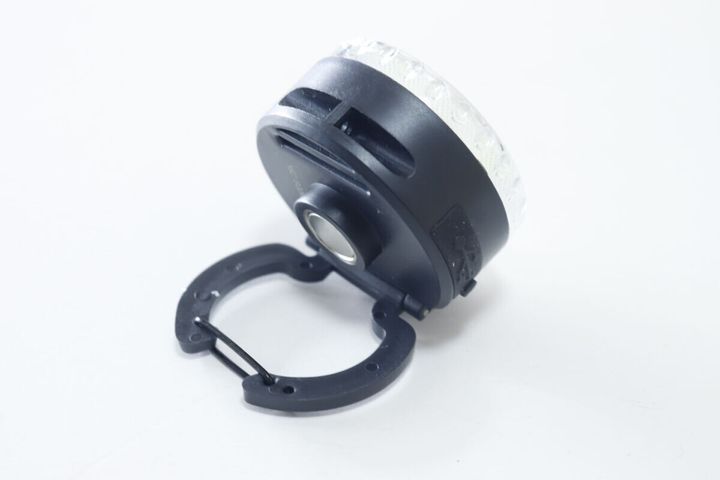 ライト本体の裏側、カラビナとマグネットが見える状態