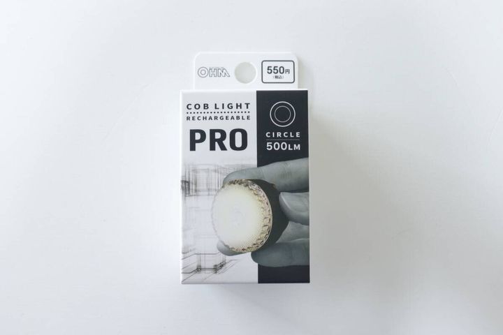 白い背景に置かれたダイソー充電式COBライトProのパッケージ