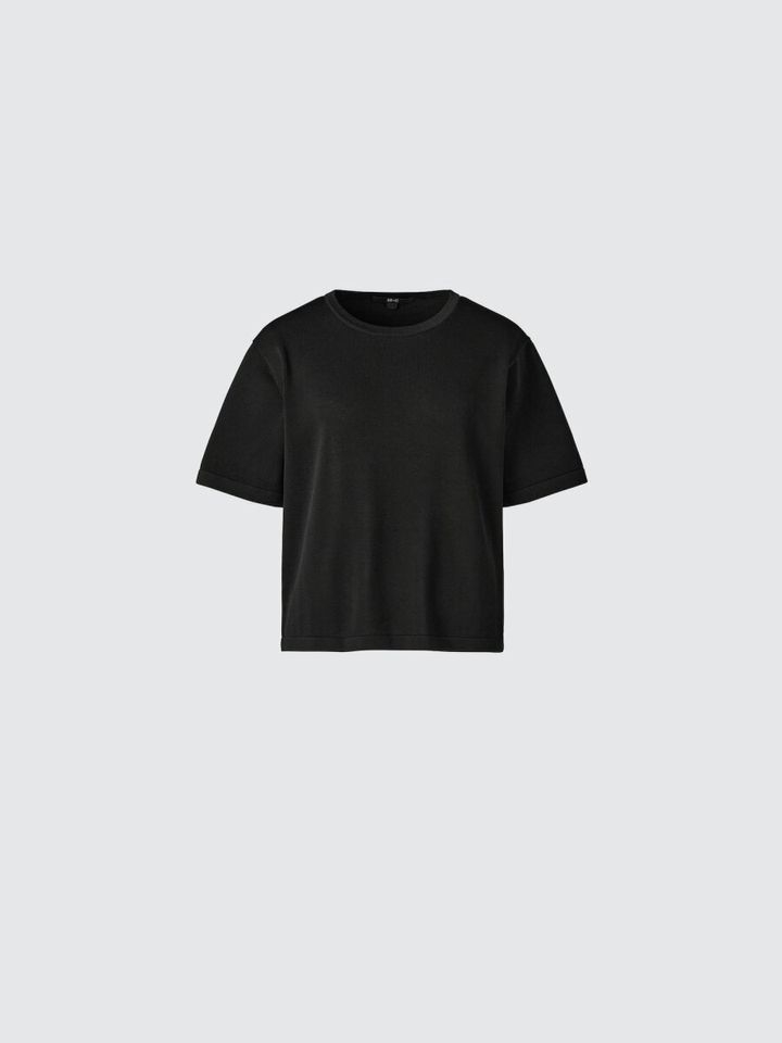 黒のボクシーシルエット半袖ニットTシャツ