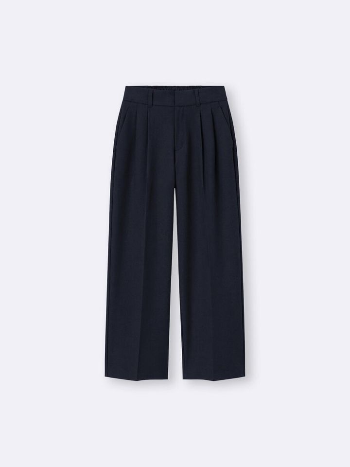 紺色のタックワイドパンツの全体像