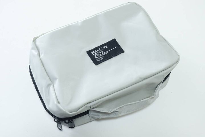 グレーの持ち手付き収納ポーチを斜め上から撮影した全体像