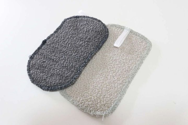 グレーとベージュの汚れをかき取るかたやわクロス2枚。