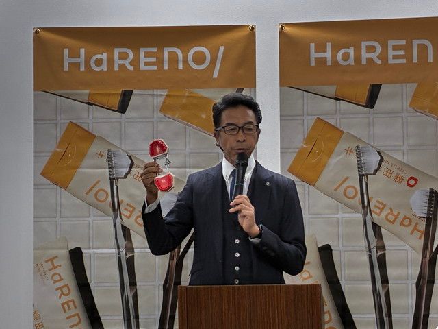 西尾秀俊さんがセミナーで奇跡の歯ブラシを手に持ちながらブラッシング術を実演している様子