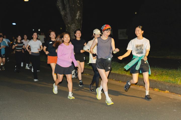 【FUDGE ランニング部】駒沢大学のカフェ〈TONE〉で開催した初のナイトランをレポート。おしゃれさんのランニングコーデSNAPも！