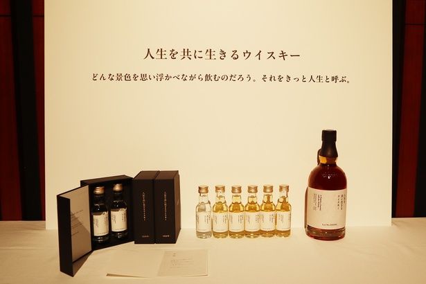 ブックレット型の箱で送付し、ボトルとともに手紙を同梱