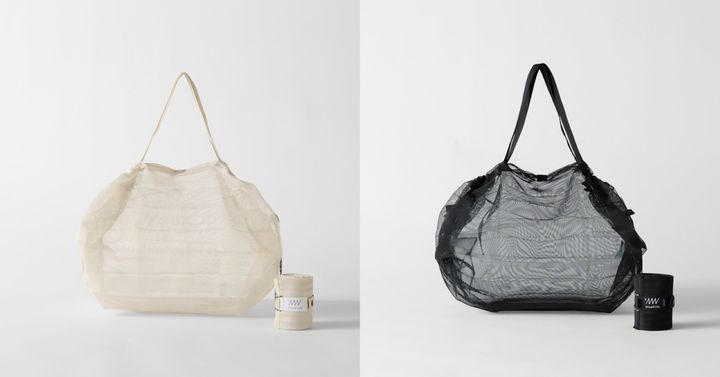「Shupatto メッシュバッグ 25L」。新色サンドベージュ（左）とブラック（※画像：マーナ）