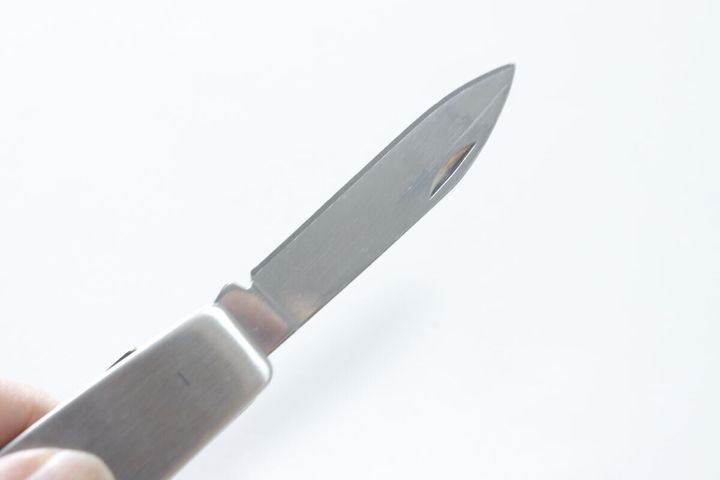 本体からナイフを引き出して展開した状態