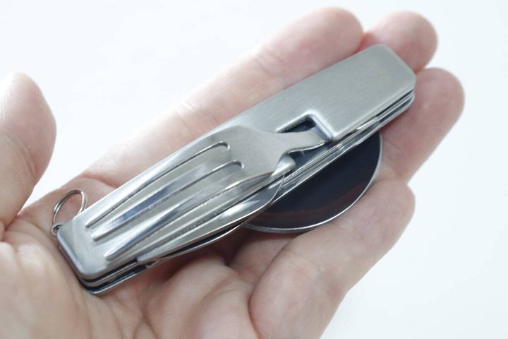 手のひらに乗せた多機能折り畳みスプーンフォーク
