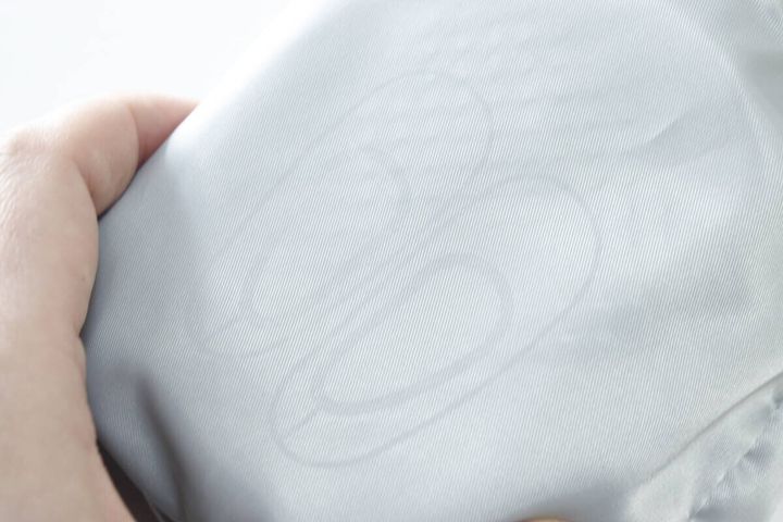 巾着に描かれたスリッパのイラストを指で示す