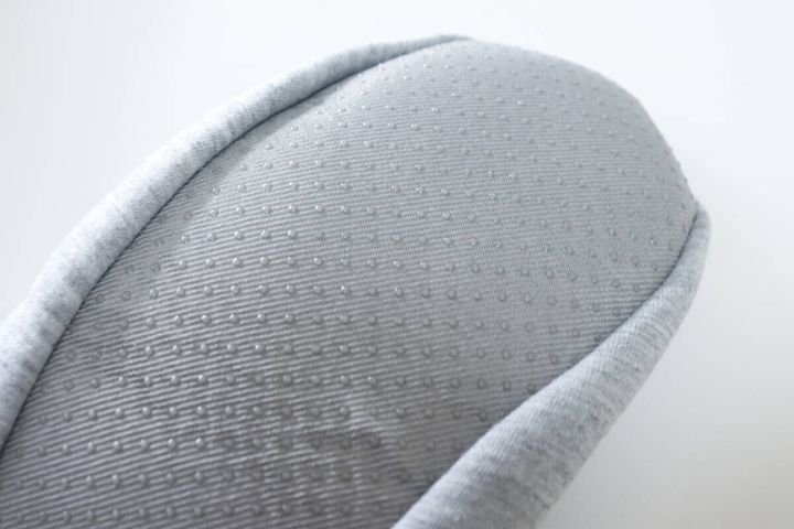 グレーのスリッパの底に付いた滑り止め部分のアップ