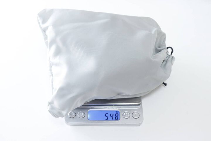 巾着に入ったスリッパを計量器に乗せ54.8gと表示
