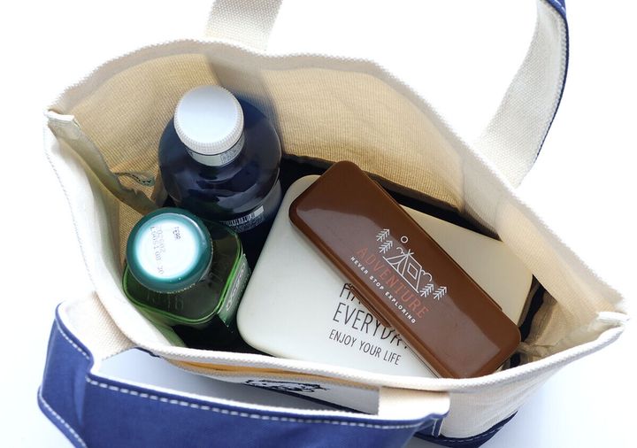 ランチトートの中に弁当箱とペットボトルが入っている