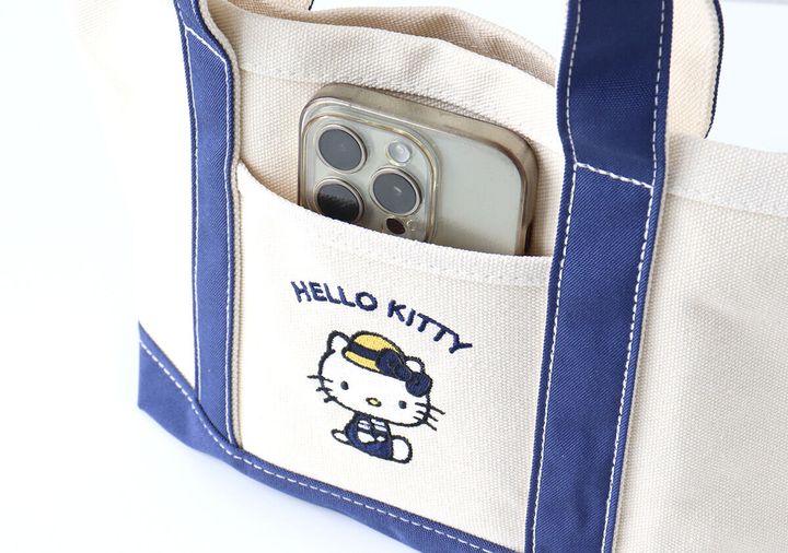 ランチトートのフロントポケットにスマートフォンが入っている