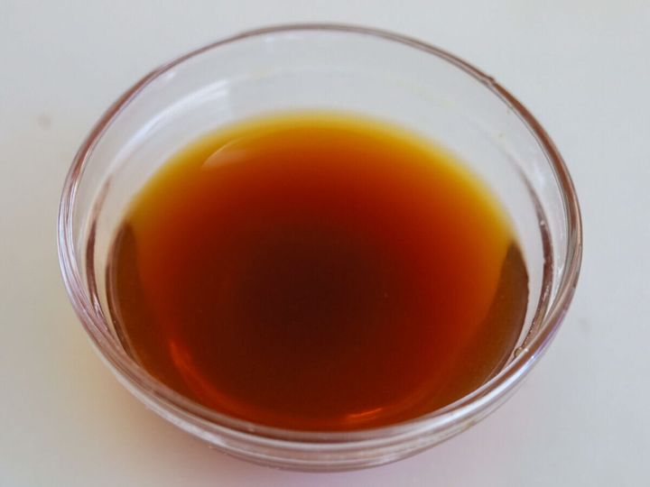 ガラスの小鉢に入った、しょうゆ・みりん・酒・砂糖を混ぜ合わせた茶色い合わせ調味料