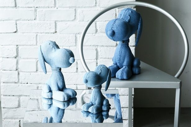 「TEXTILE フィギュア スヌーピー ウォッシュドブルー」(S：8万8000円、M：11万円、L：13万2000円)