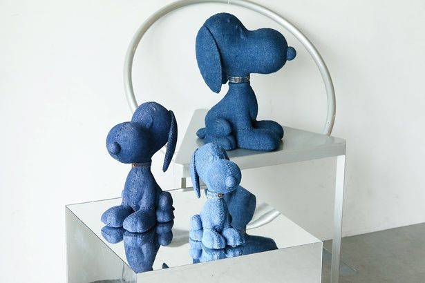「TEXTILE フィギュア スヌーピー インディゴ」(S：8万8000円、M：11万円、L：13万2000円)