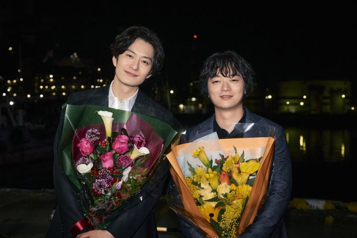 ドラマ『田鎖ブラザーズ』のクランクアップを迎えた（左から）岡田将生、染谷将太 （C）TBS width=