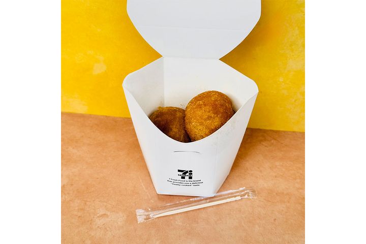お店で揚げたカムジャチーズボール3個／￥230（税込み）