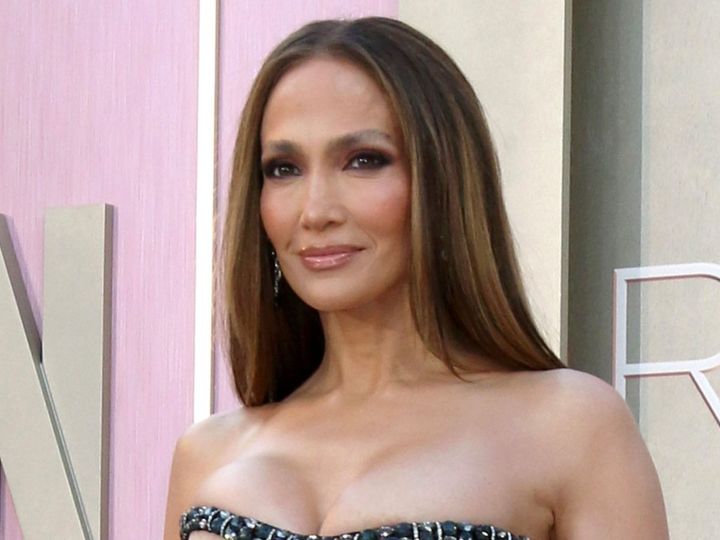 ジェニファー・ロペスの身体に巨大な虫 コンサートでの衝撃体験を振り返る「首元まで這いあがって来るのを感じた」 （C）AFLO width=